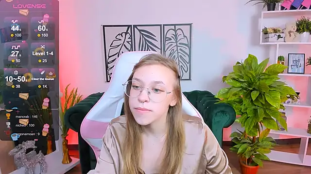 Snapshot of LayriantaVee chatting on January 2025 01:12:01 PM LayriantaVee online show from January 2025 01:12:01 PM