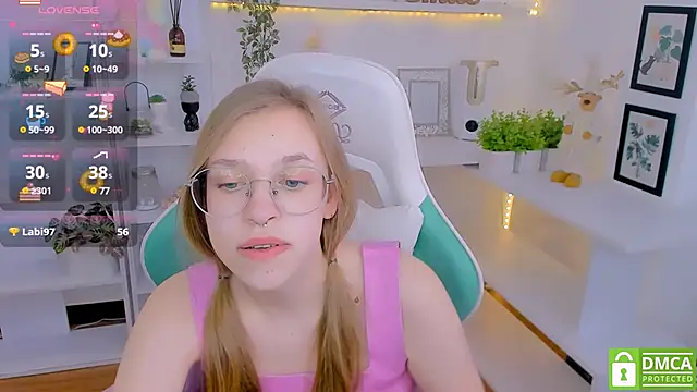 Snapshot of LayriantaVee chatting on February 2025 10:09:02 AM LayriantaVee online show from February 2025 10:09:02 AM