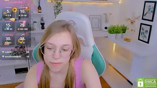 Snapshot of LayriantaVee chatting on February 2025 01:11:02 PM LayriantaVee online show from February 2025 01:11:02 PM