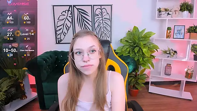 Snapshot of LayriantaVee chatting on February 2025 07:00:02 AM LayriantaVee online show from February 2025 07:00:02 AM