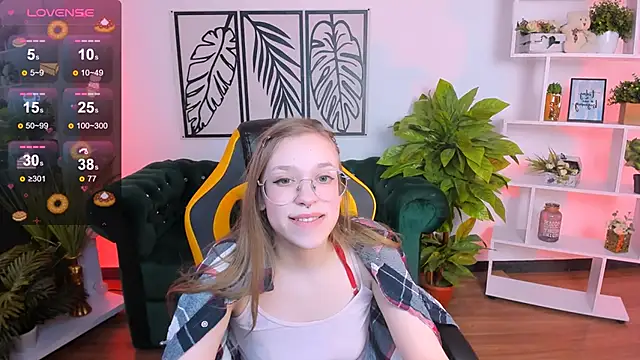 Snapshot of LayriantaVee chatting on February 2025 01:21:02 PM LayriantaVee online show from February 2025 01:21:02 PM