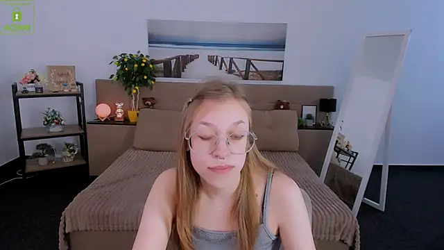 Snapshot of LayriantaVee chatting on March 2025 10:03:02 AM LayriantaVee online show from March 2025 10:03:02 AM