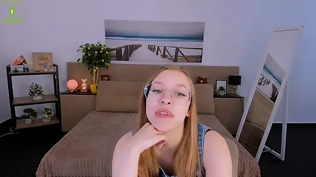 Snapshot of LayriantaVee chatting on March 2025 06:54:02 AM LayriantaVee online show from March 2025 06:54:02 AM