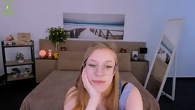 Snapshot of LayriantaVee chatting on March 2025 10:00:02 AM LayriantaVee online show from March 2025 10:00:02 AM