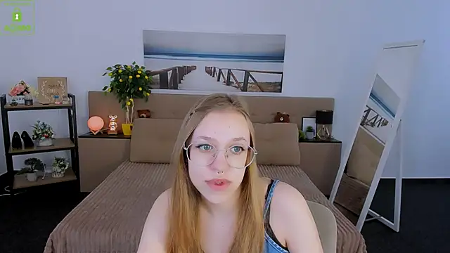 Snapshot of LayriantaVee chatting on March 2025 07:03:01 AM LayriantaVee online show from March 2025 07:03:01 AM