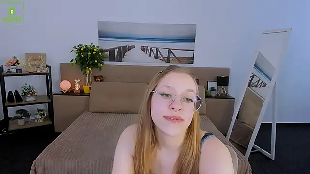 Snapshot of LayriantaVee chatting on March 2025 10:09:01 AM LayriantaVee online show from March 2025 10:09:01 AM