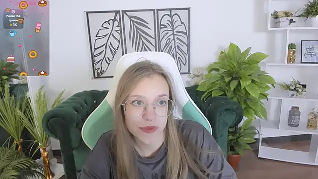 Snapshot of LayriantaVee chatting on September 2025 06:15:02 AM LayriantaVee online show from September 2025 06:15:02 AM