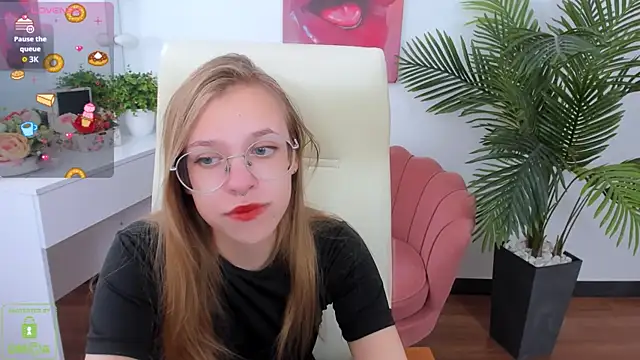 Snapshot of LayriantaVee chatting on September 2025 06:15:02 AM LayriantaVee online show from September 2025 06:15:02 AM