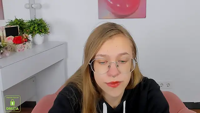 Snapshot of LayriantaVee chatting on October 2025 06:12:01 AM LayriantaVee online show from October 2025 06:12:01 AM