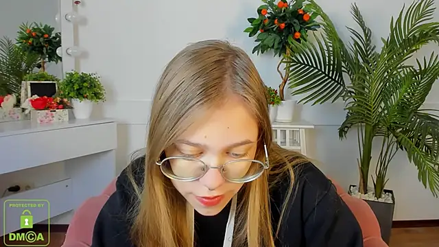 Snapshot of LayriantaVee chatting on October 2025 06:12:01 AM LayriantaVee online show from October 2025 06:12:01 AM