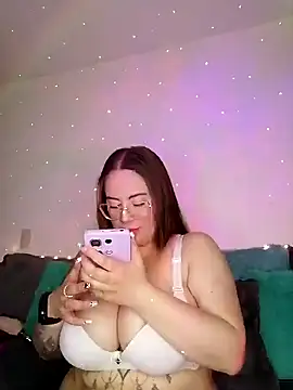 Snapshot of soofy__ chatting on November 2025 03:28:02 AM soofy online show from November 2025 03:28:02 AM