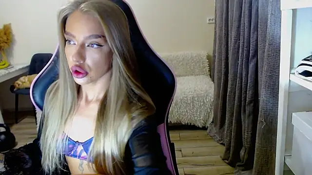 Snapshot of lonely_dreamm chatting on December 2024 01:11:02 PM lonely dreamm online show from December 2024 01:11:02 PM