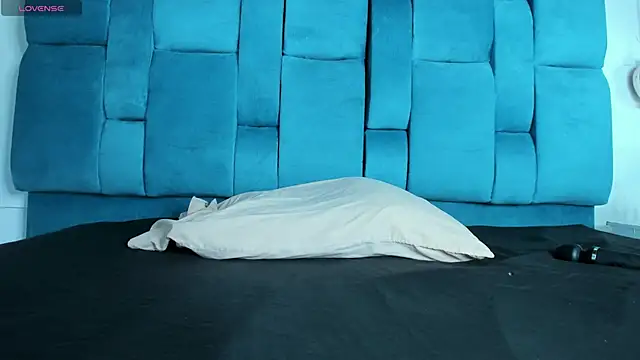 mia  fernandez online show from March 2026 07:18:02 PM