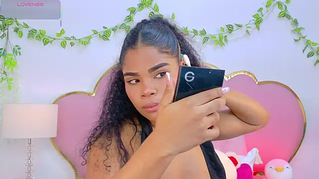 NahiaraReina online show from December 2025 01:39:01 PM