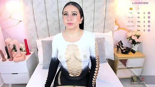 Snapshot of LauraSmith-01 chatting on December 2025 09:21:02 PM LauraSmith-01 online show from December 2025 09:21:02 PM