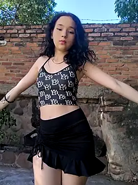 sweet outdoor charm online show from September 2025 08:03:01 PM