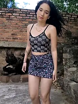 sweet outdoor charm online show from October 2025 07:33:01 PM