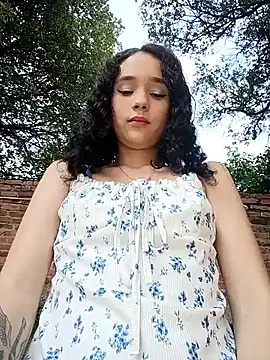 sweet outdoor charm online show from February 2026 07:43:01 PM