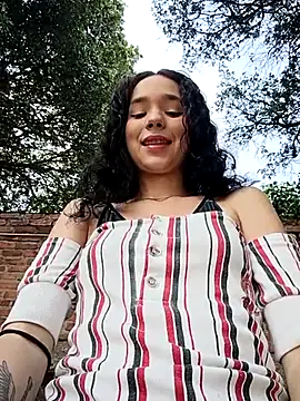 sweet outdoor charm online show from March 2026 07:52:01 PM