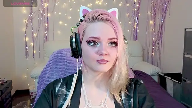 Snapshot of One_Moment_ chatting on December 2024 06:53:02 PM One Moment online show from December 2024 06:53:02 PM