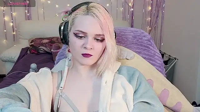 Snapshot of One_Moment_ chatting on January 2025 02:48:01 AM One Moment online show from January 2025 02:48:01 AM