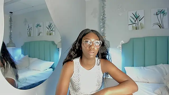 Khenta Michells online show from February 2025 04:03:01 PM