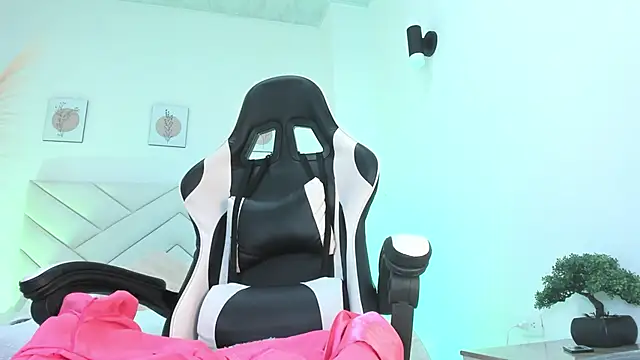 Brittany cute18 online show from February 2025 02:11:02 PM