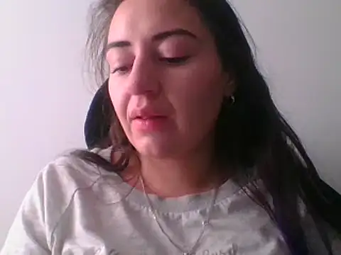  karlie kloss  online show from February 2025 09:06:02 PM