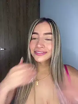 Snapshot of Issabela_G1 chatting on December 2024 01:43:01 AM Issabela G1 online show from December 2024 01:43:01 AM