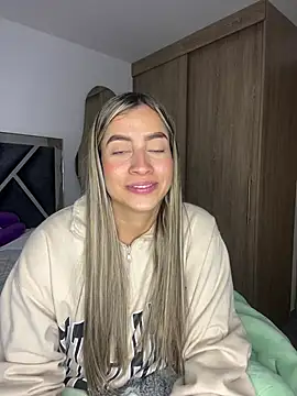 Snapshot of Issabela_G1 chatting on December 2024 01:48:02 AM Issabela G1 online show from December 2024 01:48:02 AM