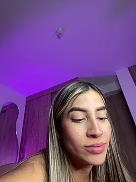 Snapshot of Issabela_G1 chatting on December 2024 09:45:02 AM Issabela G1 online show from December 2024 09:45:02 AM