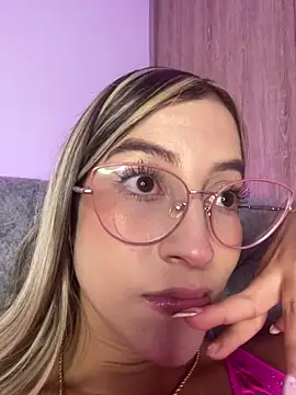 Snapshot of Issabela_G1 chatting on October 2025 11:49:02 PM Issabela G1 online show from October 2025 11:49:02 PM