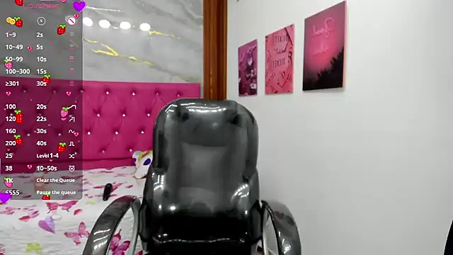 Snapshot of Helen_russo chatting on April 2026 06:23:01 PM Helen russo online show from April 2026 06:23:01 PM