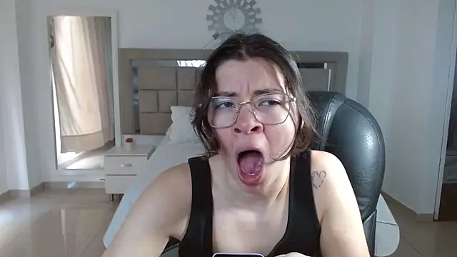 Snapshot of zoecruzz chatting on October 2025 03:08:01 PM zoecruzz online show from October 2025 03:08:01 PM