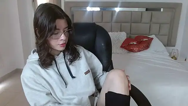 Snapshot of zoecruzz chatting on November 2025 03:29:02 PM zoecruzz online show from November 2025 03:29:02 PM