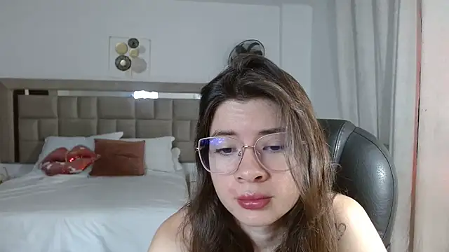 zoecruzz online show from December 2025 02:36:02 PM