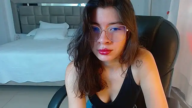 zoecruzz online show from April 2026 01:48:02 PM