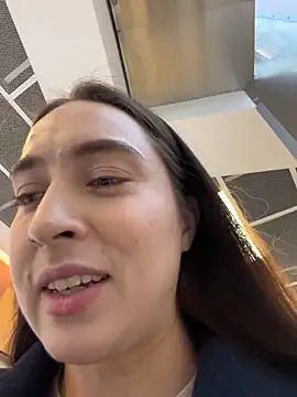 Holly Play online show from November 2025 12:05:02 PM