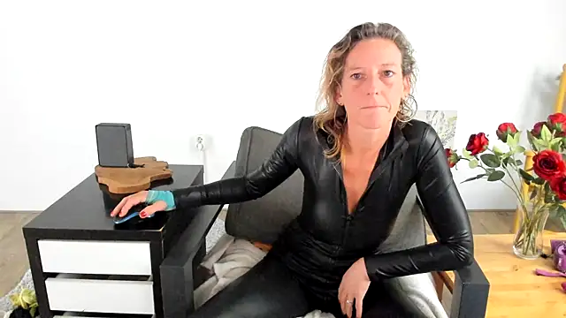 MendiPetite online show from October 2025 07:39:01 AM