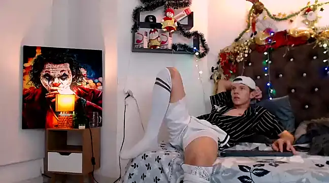 Snapshot of flowers18 chatting on December 2024 11:05:01 PM flowers18 online show from December 2024 11:05:01 PM