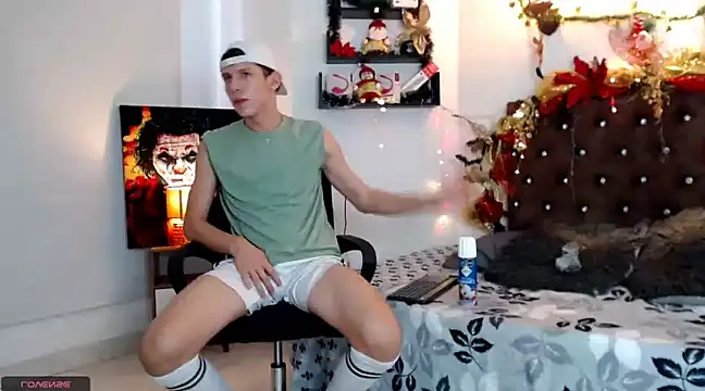 Snapshot of flowers18 chatting on December 2024 08:36:02 PM flowers18 online show from December 2024 08:36:02 PM