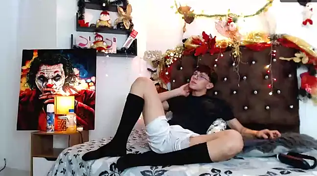 Snapshot of flowers18 chatting on December 2024 08:58:02 PM flowers18 online show from December 2024 08:58:02 PM