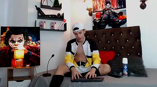 Snapshot of flowers18 chatting on January 2025 09:58:02 PM flowers18 online show from January 2025 09:58:02 PM