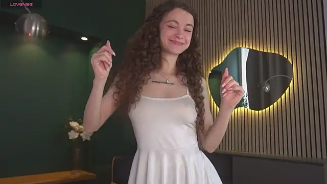Snapshot of Curly_Moon chatting on July 2026 06:47:02 AM Curly Moon online show from July 2026 06:47:02 AM