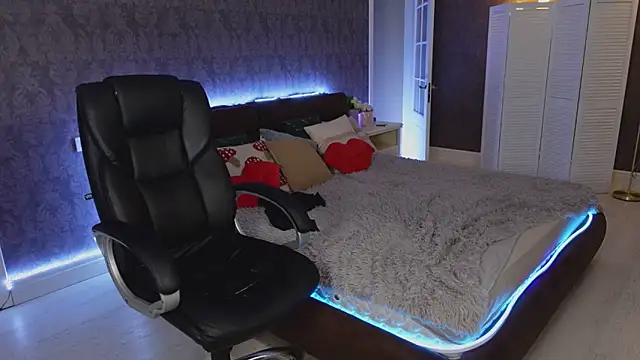 Miss Elia online show from March 2025 07:49:02 PM