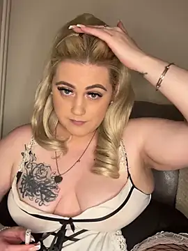 Blondiee3088 online show from December 2024 05:00:01 PM