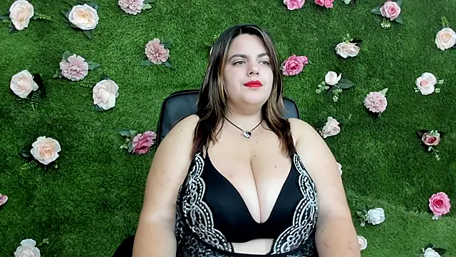 Huge Titties  online show from September 2025 07:13:02 PM
