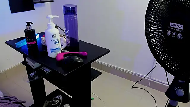 Snapshot of AlexaFoxy18 chatting on February 2025 07:18:01 AM AlexaFoxy18 online show from February 2025 07:18:01 AM