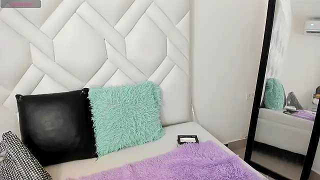 Snapshot of AlexaFoxy18 chatting on September 2025 06:02:02 AM AlexaFoxy18 online show from September 2025 06:02:02 AM