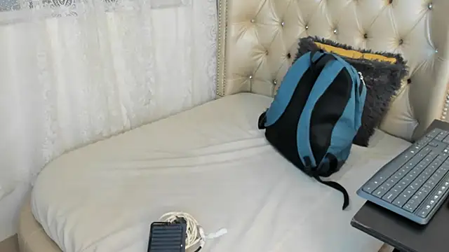 Snapshot of AlexaFoxy18 chatting on September 2025 06:59:02 AM AlexaFoxy18 online show from September 2025 06:59:02 AM